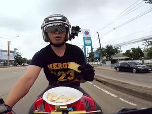 Ngeri Banget! Pria Ini Makan dan Minum Sambil Ngebut Naik Motor Ngeri Banget! Pria Ini Makan dan Minum Sambil Ngebut Naik Motor