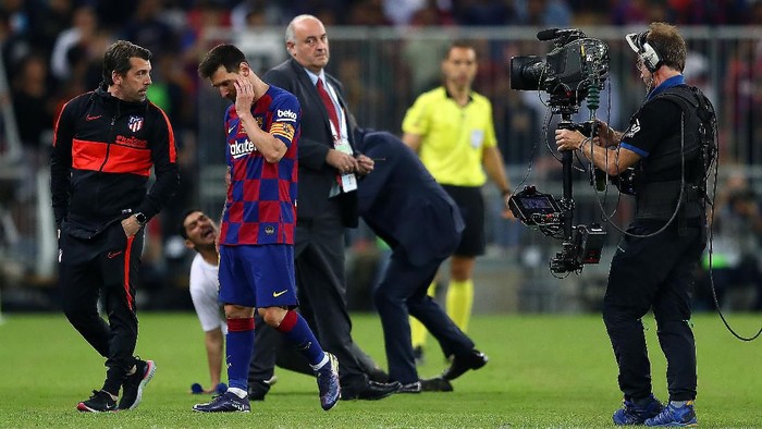 JEDDAH, SAUDI ARABIA - JANUARY 09:  Lionel Messi of Barcelona leaves the pitch after being grabbed by a fan at full time during the Supercopa de Espana Semi-Final match between FC Barcelona and Club Atletico de Madrid at King Abdullah Sports City on January 09, 2020 in Jeddah, Saudi Arabia. (Photo by Francois Nel/Getty Images)
