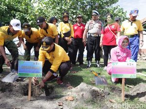 Cegah Abrasi, Polres Malang Tanam 2 Ribu Bibit Cemara Udang