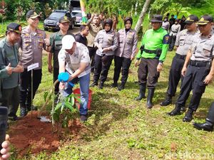 Cegah Bencana, Polisi di Cianjur dan Tasik Tanam Ribuan Pohon