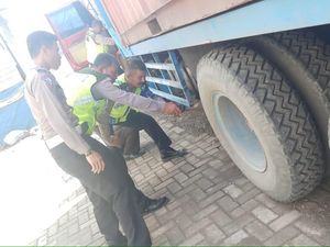 Siswi SMP di Makassar Tewas Tergilas Truk