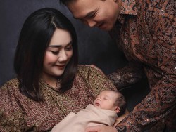 Ahok dan Puput Kompak Berbatik di Foto Pertama Bareng Anak yang Baru Lahir