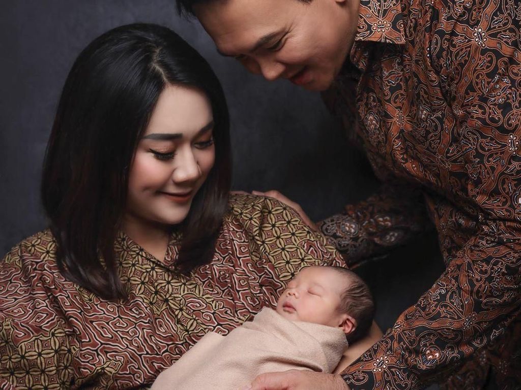 Ahok dan Puput Kompak Berbatik di Foto Pertama Bareng Anak yang Baru Lahir Ahok dan Puput Kompak Berbatik di Foto Pertama Bareng Anak yang Baru Lahir
