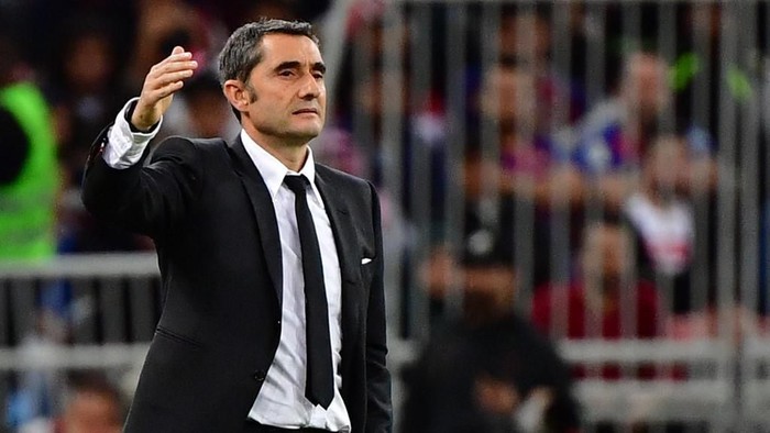 Ernesto Valverde Barcelonas Spanish coach Ernesto Valverde speaks to his players during the Spanish Super Cup semi final between Barcelona and Atletico Madrid on January 9, 2020, at the King Abdullah Sport City in the Saudi Arabian port city of Jeddah. - The winner will face Real Madrid in the final on January 12. (Photo by Giuseppe CACACE / AFP)
