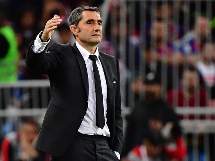 Barcelona's Spanish coach Ernesto Valverde speaks to his players during the Spanish Super Cup semi final between Barcelona and Atletico Madrid on January 9, 2020, at the King Abdullah Sport City in the Saudi Arabian port city of Jeddah. - The winner will face Real Madrid in the final on January 12. (Photo by Giuseppe CACACE / AFP)