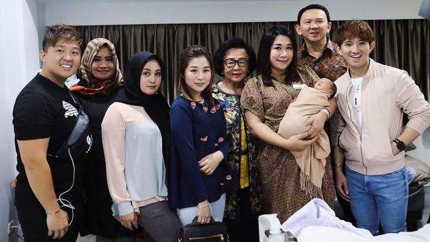 Foto-foto Ahok dan Puput Perkenalkan Anak Serta Harapan Mereka untuk Yosafat