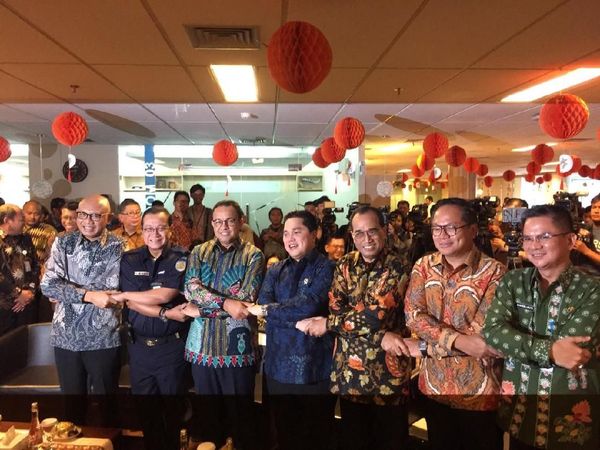 Momen Erick, Budi Karya hingga Anies Gandengan Kawinkan MRT-KAI