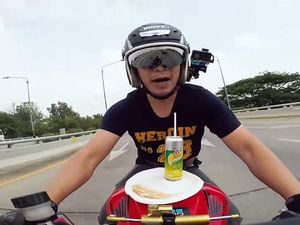Aksi Ngeri YouTuber Makan-Minum Sambil Kendarai Motor