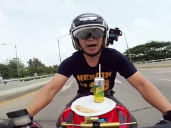 Aksi Ngeri YouTuber Makan-Minum Sambil Kendarai Motor