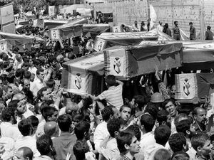 Pemakaman Korban Pesawat Iran Air yang Dirudal AS pada 1988