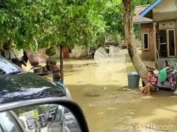 Banjir Surut, Warga Lahat Sumsel Mulai Bersihkan Lumpur Sisa Banjir
