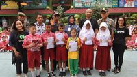 Bantuan Seragam untuk Siswa-siswi Korban Banjir