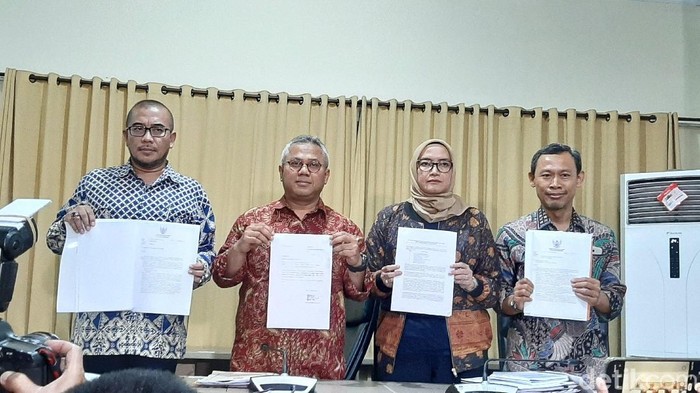 Wahyu Setiawan menyerahkan surat pengunduran diri dari komisioner KPU kepada Jokowi. (Lisye/detikcom)