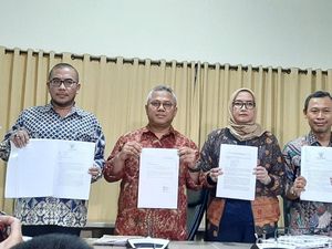Wahyu Setiawan Serahkan Surat Pengunduran Diri dari Komisioner KPU ke Jokowi Wahyu Setiawan Serahkan Surat Pengunduran Diri dari Komisioner KPU ke Jokowi