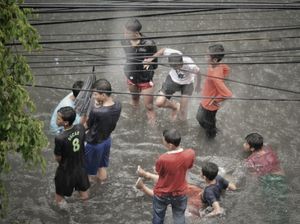 Aksi Anak-anak di Kebanjiran Jakarta Aksi Anak-anak di Kebanjiran Jakarta