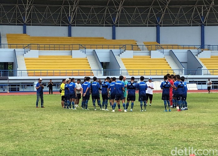 Persib Bandung menggelar latihan perdana di Stadion Arcamanik, Bandung. Ada dua wajah baru dalam  latihan skuad asuhan Robert Rene Alberts tersebut.
