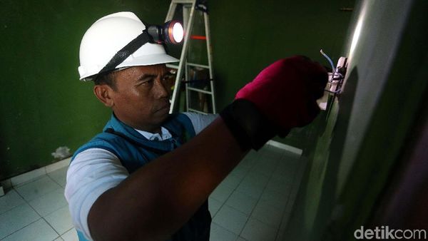 PLN Periksa Instalasi Listrik di Rumah Terdampak Banjir