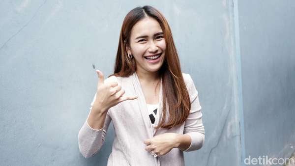 Pose Baru Ayu Ting Ting