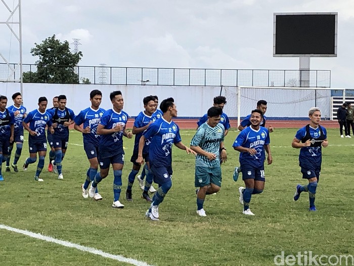 Persib Bandung menggelar latihan perdana di Stadion Arcamanik, Bandung. Ada dua wajah baru dalam  latihan skuad asuhan Robert Rene Alberts tersebut.