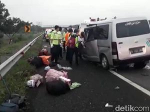 Minibus Tabrak Truk di Tol Cipali, Dua Tewas dan Enam Orang Luka