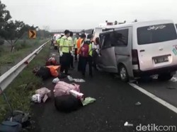 Minibus Tabrak Truk di Tol Cipali, Dua Tewas dan Enam Orang Luka
