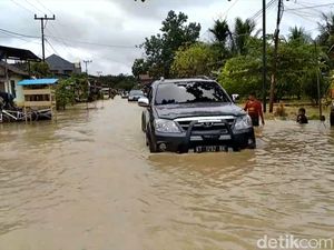 Banjir di Samarinda, Polisi Kerahkan Truk Pasukan untuk Angkut Warga Banjir di Samarinda, Polisi Kerahkan Truk Pasukan untuk Angkut Warga