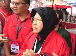 Gaya Risma Pantau Surabaya dari Jakarta Lewat iPad