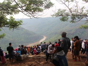Cantiknya Pegunungan dan Sungai di Kebun Buah Mangunan