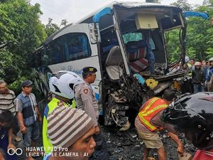 Bus Pariwisata dan Truk Tabrakan di Lumajang, 46 Orang Luka-luka