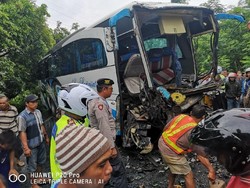 Bus Pariwisata dan Truk Tabrakan di Lumajang, 46 Orang Luka-luka
