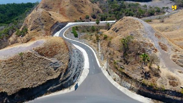 Meliuk di Antara Bukit, Ini Jalan Penopang Kawasan Labuan Bajo