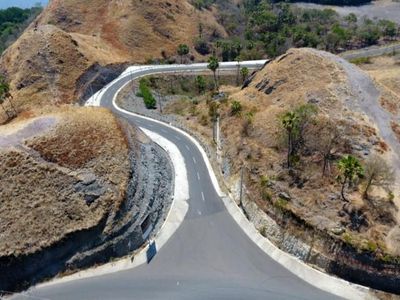 Meliuk di Antara Bukit, Ini Jalan Penopang Kawasan Labuan Bajo