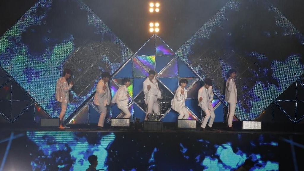 Super Junior Sapa ELF di Super Show 8: Infinite Time