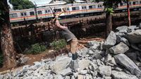 Cegah Longsor, Pinggir Rel Bintaro Dibronjong