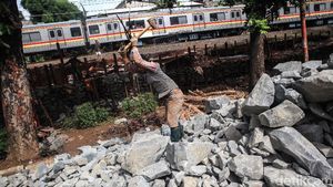 Cegah Longsor, Pinggir Rel Bintaro Dibronjong
