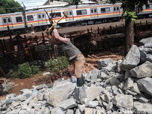 Cegah Longsor, Pinggir Rel Bintaro Dibronjong