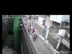 Pembacokan Brutal di Bandung, Pemotor Bacok Pengendara Lain