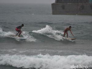 Melongok Keseruan Anak Pantai Pangandaran Surfing di Tengah Hujan Badai
