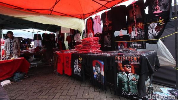 Pedagang Pernak-pernik Ramaikan Rakernas PDIP