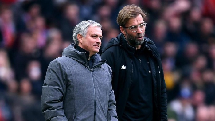 MANCHESTER, ENGLAND - MARCH 10:  Jose Mourinho, Manager of Manchester United and Jurgen Klopp, Manager of Liverpool speak during the Premier League match between Manchester United and Liverpool at Old Trafford on March 10, 2018 in Manchester, England.  (Photo by Laurence Griffiths/Getty Images)