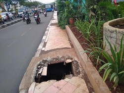 Hati-hati! Trotoar di Depan Fave Hotel Margonda Ini Berlubang