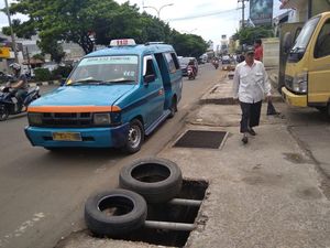 Cerita Pemilik Toko Ban soal Pencurian Penutup Gorong-gorong di Depok Cerita Pemilik Toko Ban soal Pencurian Penutup Gorong-gorong di Depok