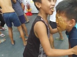 Tradisi Aneh! Menjilati Selai Kacang di Wajah Teman