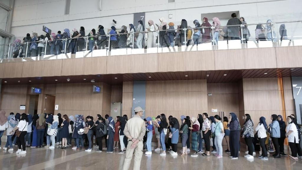 Antrean Panjang Fans Tak Sabar Nonton SuJu Antrean Panjang Fans Tak Sabar Nonton SuJu