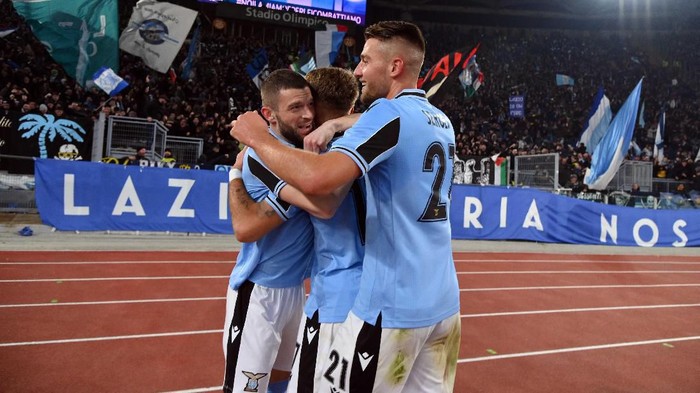 ROME, ITALY - JANUARY 11:  Ciro Immobile of SS Lazio celebrate a opening goal with his team mates during the Serie A match between SS Lazio and SSC Napoli at Stadio Olimpico on January 11, 2020 in Rome, Italy.  (Photo by Marco Rosi/Getty Images)