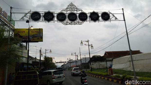 Gapura Hias Nuansa Islami Percantik Jalanan di Cianjur