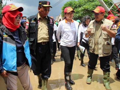 Istri Mensos Kunjungi Korban Banjir