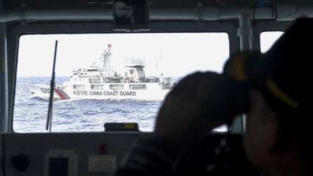 Kapal Coast Guard China-5202 membayangi KRI Usman Harun-359 saat melaksanakan patroli mendekati kapal nelayan pukat China yang melakukan penangkapan ikan di ZEE Indonesia Utara Pulau Natuna, Sabtu (11/1/2020). Dalam patroli tersebut KRI Usman Harun-359 bersama KRI Jhon Lie-358 dan KRI Karel Satsuitubun-356 melakukan patroli dan bertemu enam kapal Coast Guard China, satu kapal pengawas perikanan China, dan 49 kapal nelayan pukat asing. ANTARA FOTO/M Risyal Hidayat/pd.