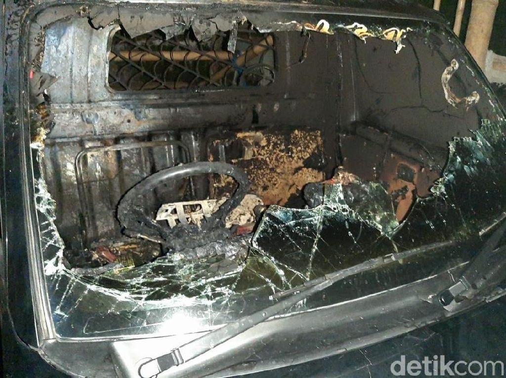 Teringat Luka Lama, Pria Ini Bakar Mobil Tetangga Usai Curi Minyak Goreng Teringat Luka Lama, Pria Ini Bakar Mobil Tetangga Usai Curi Minyak Goreng
