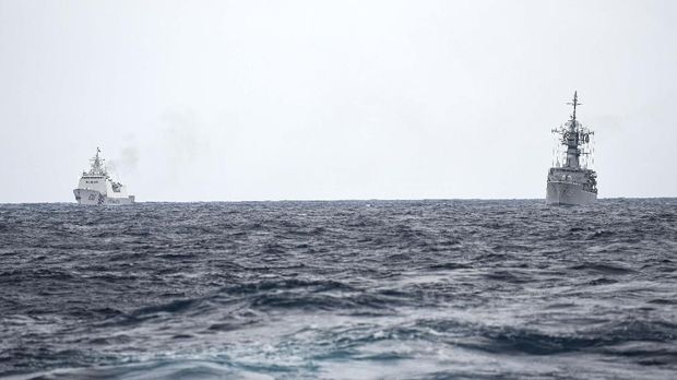 KRI Karel Satsuitubun-356 (kanan) terlihat dari KRI Usman Harun-359 dibayangi Kapal Coast Guard China-5305 (kiri) saat melaksanakan patroli mendekati kapal nelayan pukat China yang melakukan penangkapan ikan di ZEE Indonesia Utara Pulau Natuna, Sabtu (11/1/2020). Dalam patroli tersebut KRI Usman Harun-359 bersama KRI Jhon Lie-358 dan KRI Karel Satsuitubun-356 melakukan patroli dan bertemu enam kapal Coast Guard China, satu kapal pengawas perikanan China, dan 49 kapal nelayan pukat asing. ANTARA FOTO/M Risyal Hidayat/pd.